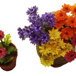 Könnte beinhalten: Zwei Blumenarrangements vor weißem Hintergrund. Eines ist ein kleiner Terrakotta-Topf mit rosa und roten Blumen. Das andere ist ein geflochtener Korb, gefüllt mit bunten Kunstblumen in Lila, Orange, Gelb und Rot.