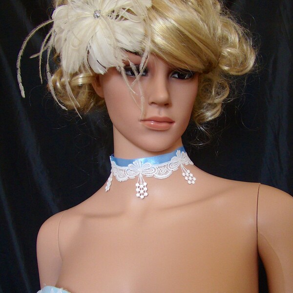 Ras de cou Marie-antoinette style 18ème siècle en satin bleu clair et dentelle de guipure blanche