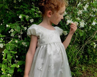 Robe fille Régence Jane Austen, en dentelle et tulle brodé du 2 au 12 ans