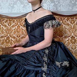 Robe Victorienne 1877, en taffetas noir et dentelle