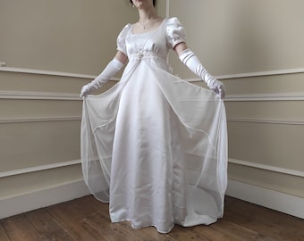 Robe 1er Empire 1800 blanche, en satin et mousseline effet soie