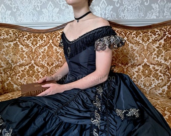 Vestido victoriano 1877, en tafetán negro con encaje rápido