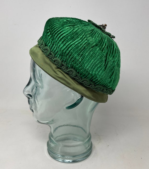 Vtg. 1950's Capulet Style Woman's Hat Green Velve… - image 1