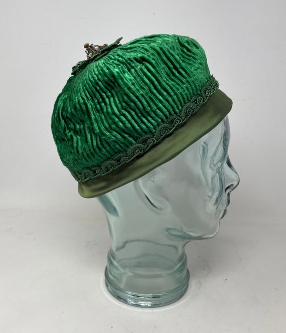 Vtg. 1950's Capulet Style Woman's Hat Green Velve… - image 2