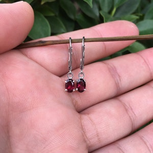 Orecchini in rodolite con chiusura a leva, orecchini in rodolite in argento sterling, orecchini in rodolite, gioielli in rodolite, orecchini pendenti in rodolite
