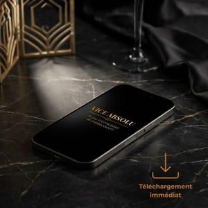 Peut inclure: Un smartphone noir affiche le texte "VICE ABSOLU" en lettres dorées, avec du texte supplémentaire en dessous. Une flèche dorée pointe vers les mots "Téléchargement immédiat". Le téléphone repose sur une surface sombre, semblable à du marbre.