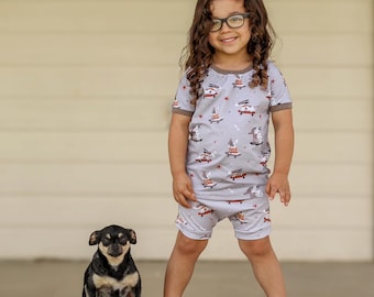 Chemise pour chien. chiens sur des planches à roulettes. Jolie chemise pour enfants. Amoureux des chiens tout-petit.