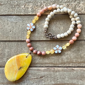 Agate Pendant Beaded Necklace
