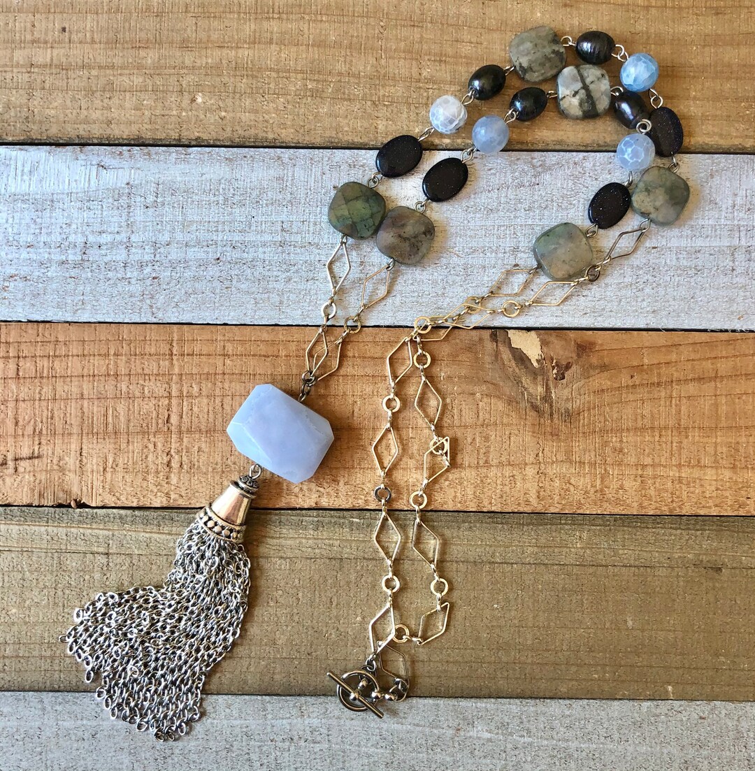 collier de perles d'agate et pâte de verre dépoli
