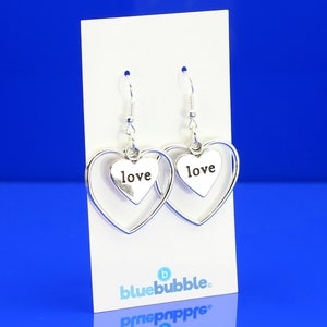 bluebubble BE MINE Silver Floating Love Heart Dangle Boucles d’oreilles sur carte-cadeau - Valentine