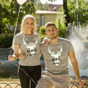 Couple with printed matching shirts - shirts with print of deer mama and deer papa - jersey regular fit shirt with elastane round neck - 100% organic cotton shirts - grey matching couple shirts- matching tees - couple shirts