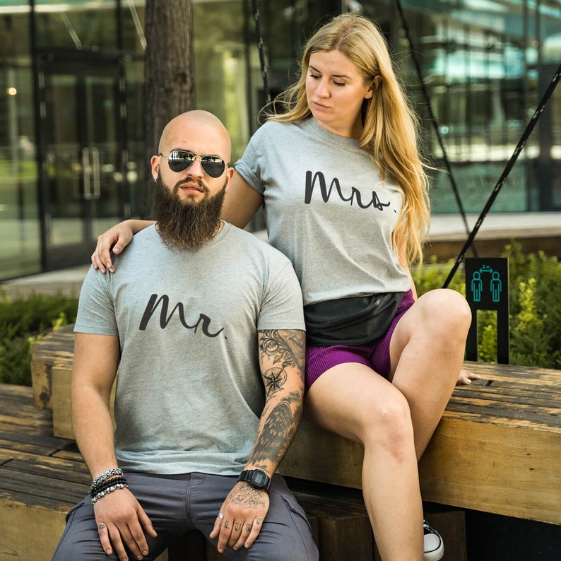 Couple with printed matching shirts - print of Mr and Mrs words for matching shirts - jersey regular fit shirt with elastane round neck - 100% organic cotton shirts - grey matching couple shirts- matching tees for couples - couples shirts