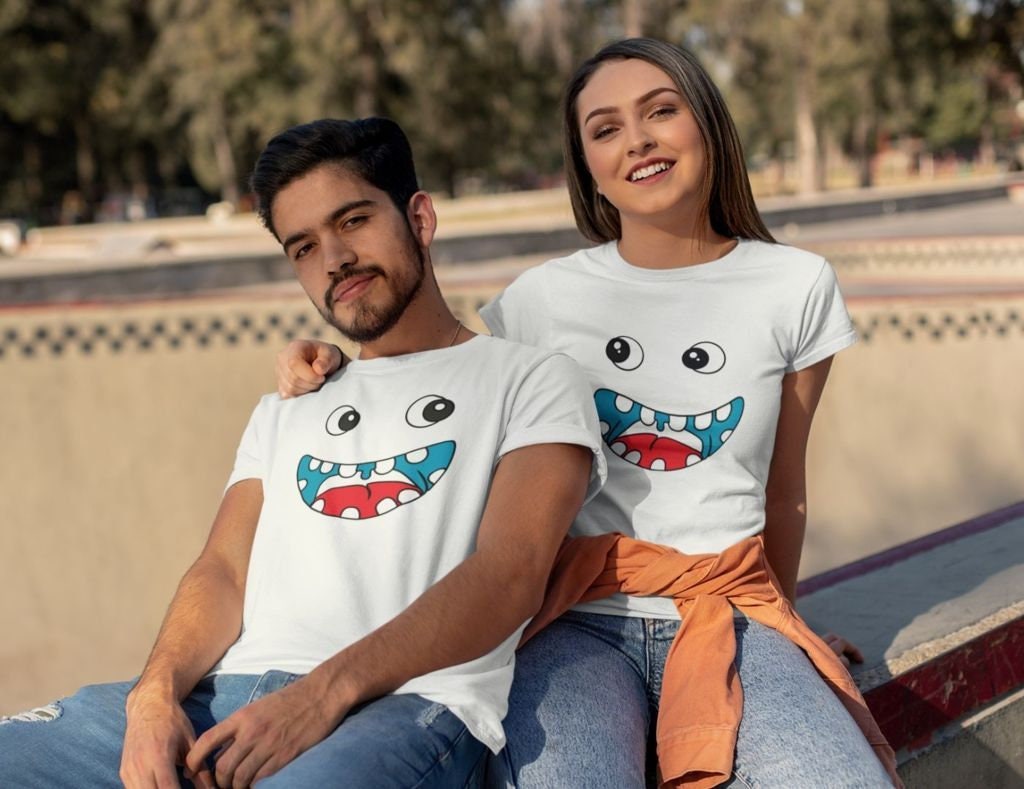 Discover Sourire Couple T-Shirt Couple Drôle Pour Elle Et Lui T-Shirts Familiaux Assortis