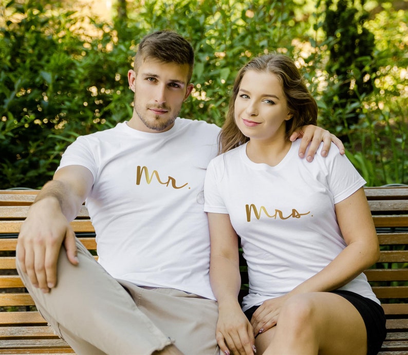 Couple with printed matching shirts - print of Mr and Mrs words for matching shirts - jersey regular fit shirt with elastane round neck - 100% organic cotton shirts - grey matching couple shirts- matching tees for couples - couples shirts