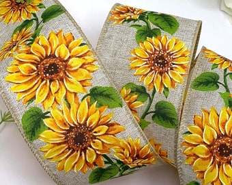 Puede incluir: Un rollo de cinta con borde de alambre, con fondo de arpillera y estampado de girasol. La cinta mide 9,1 metros de largo y 3,8 cm de ancho. El texto de la etiqueta dice "anza Edged Ribbon 1.5in x 9.1m (10 yards) Wired edge for design & creativity OaktreeUk www.oaktreeuk.com"