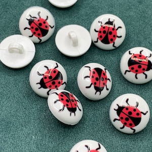 Bottoni a forma di coccinella, bottoni rotondi in plastica bianca bombata da 15 mm con stampa a coccinella, chiusura con anello, decorazione a forma di insetto.