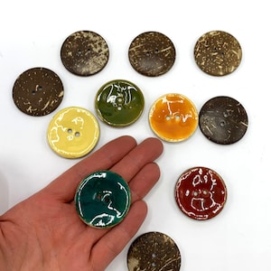 Bottoni grandi in cocco, bottoni rotondi smaltati da 1,5 pollici in rosso, arancione, giallo, verde e blu, bottoni effetto smalto lucido a 2 fori - 40 mm di larghezza