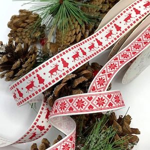 Scandinavisch kerstlint, rode en witte noordse rand, scandinavische cadeauverpakking met rendieren en sneeuwvlokjes, traditioneel kerstnaaiwerk