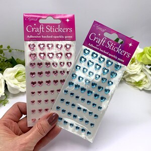 Gemas de corazón brillantes, diamantes de imitación rosados o azules, adornos adhesivos para baby showers, 6-10 mm - 56 por hoja