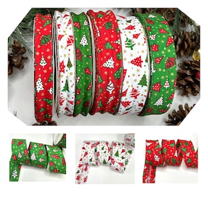 Op de afbeelding: Assortiment van kerstlint met een herhalend patroon van groene en rode kerstboompjes op een witte achtergrond. Het lint is 2,5 cm breed en perfect om een feestelijke touch aan je kerstversiering te geven.