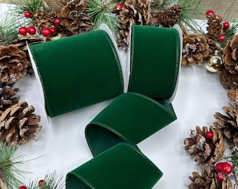 Puede incluir: Dos carretes de cinta de terciopelo verde esmeralda. La cinta tiene 2,5 pulgadas de ancho y es perfecta para manualidades, envolver regalos y decorar.