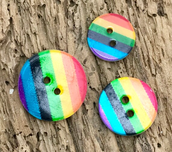 24L Rainbow Stripe Round Button 15mm