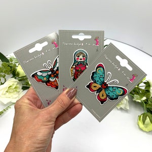 Tatoeagemotieven, opstrijkbare geborduurde patches, vlindermotieven en ontwerpen voor Russische baboesjkapoppen
