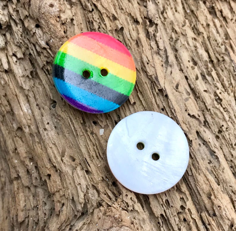 24L Rainbow Stripe Round Button 15mm