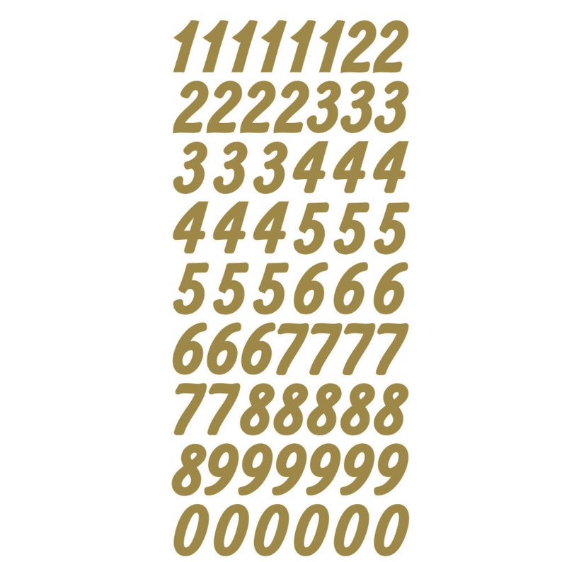 Op de afbeelding: Een set gouden, zelfklevende nummer stickers. De nummers zijn gerangschikt in rijen, waarbij elke rij een ander nummer bevat. De nummers zijn in een vetgedrukt, cursief schrift.