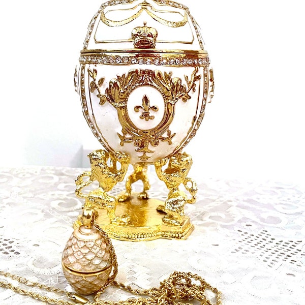 Oeuf de Fabergé blanc - Oeuf de style Lion impérial Fabergé + Collier pendentif œuf de Fabergé - Boîte à bibelots en or blanc - Swaroski Diamond HANDSET 24k