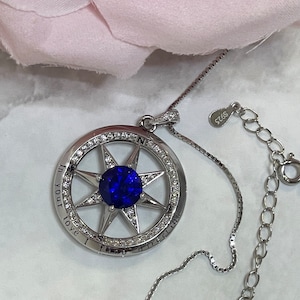 Pendentif en saphir naturel 2 ct, bijoux boussole en diamants, or blanc, boussole, anniversaire de septembre, cadeau 45e anniversaire pour elle, 3,5 carats