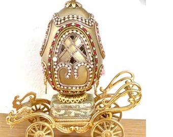 Unikt Fabergé-ägg från 1975 i guld, stil med äkta snidade ägg, samlarägg, Fabergé-ägg, kunglig krona, vagn, frieri, rent gulddekor