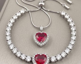 Set composto da bracciale e collana con ciondolo a forma di cuore con rubino e diamanti, realizzato a mano in vermeil d'oro bianco 18 carati, con rubino naturale certificato da 4,5 carati, di Pierre Lorenz.
