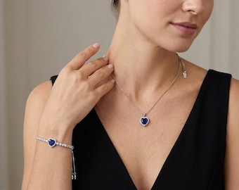 Set composto da bracciale, collana e ciondolo a forma di cuore con zaffiro e diamanti, realizzato a mano, placcato in oro bianco 18 carati, con zaffiro naturale certificato da 4,5 carati. Pierre Loren