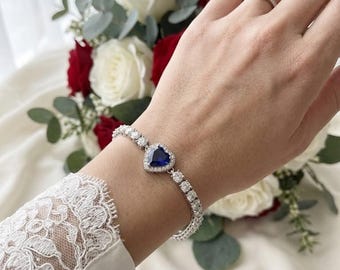 Bracciale artigianale a forma di cuore con zaffiro e diamanti, in vermeil d'oro bianco 18 carati, con zaffiro naturale certificato da 4,5 carati, realizzato da Pierre Lorenz.