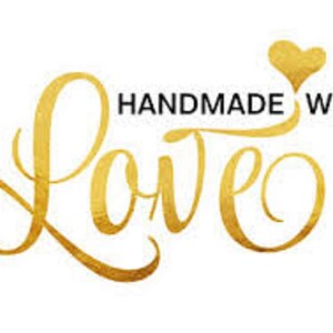 Puede incluir: Letras doradas en escritura cursiva que dicen "Love" con un peque&ntilde;o coraz&oacute;n dorado sobre la palabra. El texto "Handmade with" est&aacute; en negro sobre la palabra "Love".