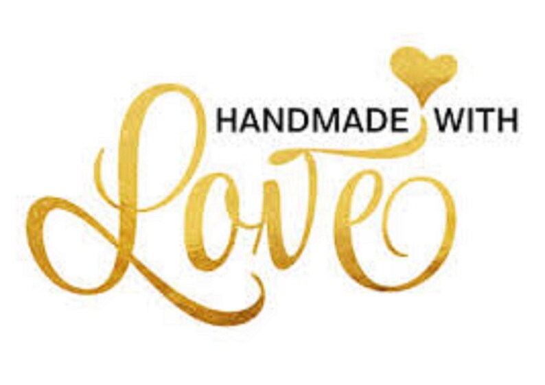 Puede incluir: Letras doradas en escritura cursiva que dicen "Love" con un peque&ntilde;o coraz&oacute;n dorado sobre la palabra. El texto "Handmade with" est&aacute; en negro sobre la palabra "Love".