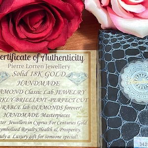 Pu&ograve; includere: Certificato di autenticit&agrave; per un gioiello di diamanti in oro 18 carati fatto a mano. Il certificato presenta un design a diamante e il testo "DIAMOND Classic Lab JEWELRY SPARKLY-BRILLIANT-PERFECT CUT DURABLE lab DIAMONDS forever!"  HANDMADE Masterpieces by Master Jewellers in Cyprus For Centuries Gold has symbolised Royalty, Health & Prosperity. *Truly a Luxury gift for someone special!"