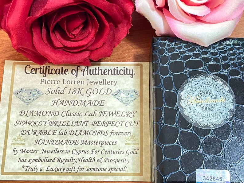 Pu&ograve; includere: Certificato di autenticit&agrave; per un gioiello di diamanti in oro 18 carati fatto a mano. Il certificato presenta un design a diamante e il testo "DIAMOND Classic Lab JEWELRY SPARKLY-BRILLIANT-PERFECT CUT DURABLE lab DIAMONDS forever!"  HANDMADE Masterpieces by Master Jewellers in Cyprus For Centuries Gold has symbolised Royalty, Health & Prosperity. *Truly a Luxury gift for someone special!"