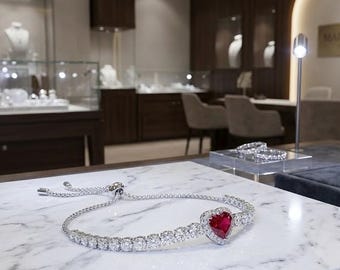 Bracciale a forma di cuore con rubini e diamanti, realizzato a mano in vermeil d'oro bianco 18 carati, con rubini naturali certificati da 4,5 carati, di Pierre Lorenz.