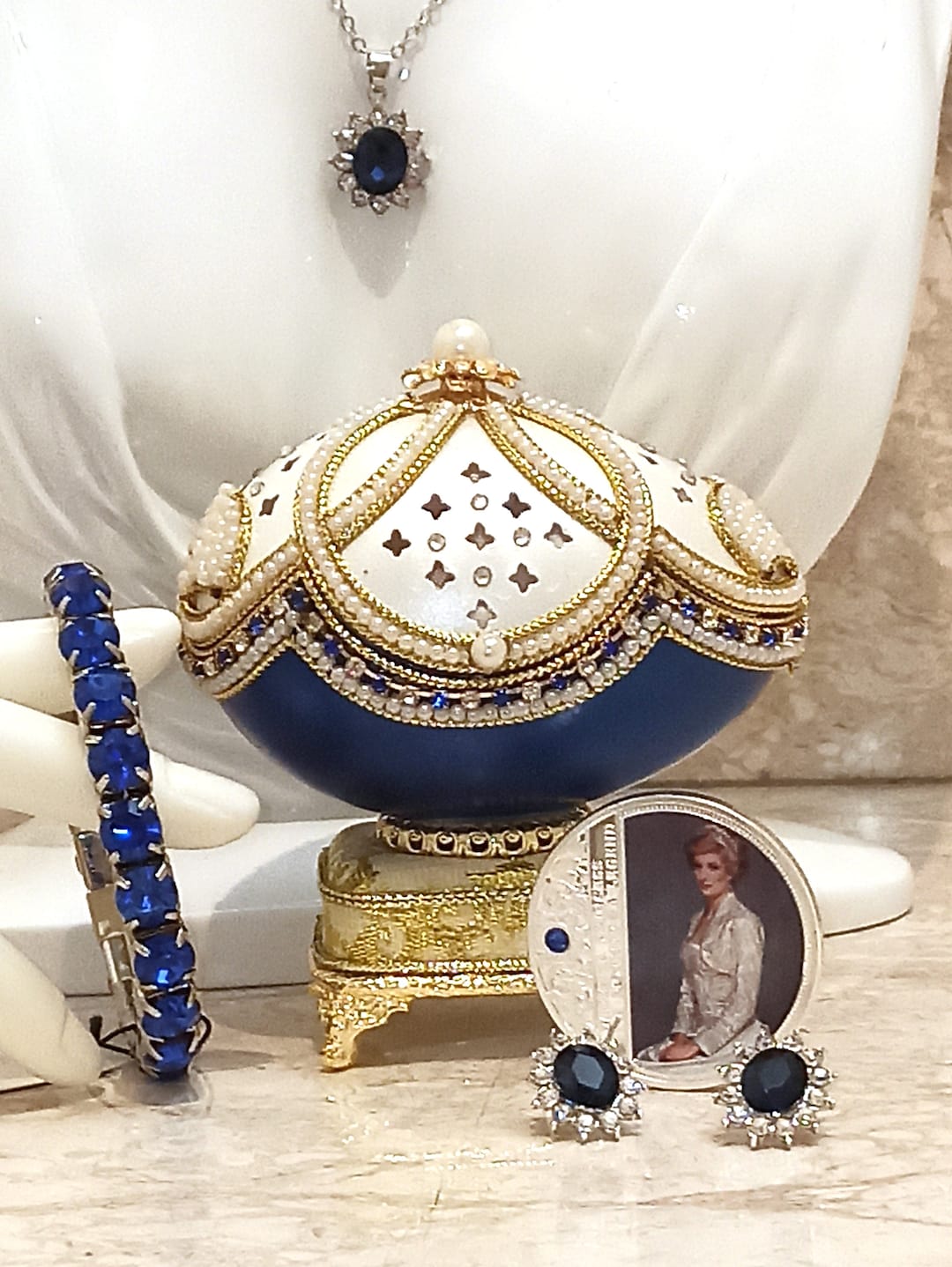 Hen with sapphire pendant sale