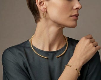 Unieke sieradenset van 18-karaats verguld goud, bestaande uit een halsketting met ribbels, een manchetarmband en oorringen, handgemaakt door Pierre Lorren.