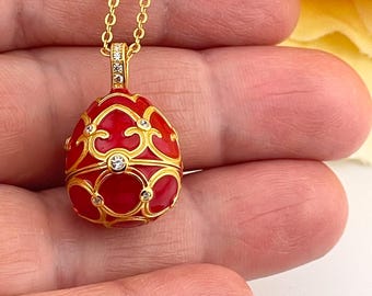 Russe Argent Faberge Œuf Pendentif Rouge Avec / Doré Bordure,Vine-Like Et Pierre Russe Argent Faberge Œuf Pendentif Rouge Avec / Doré Bordure,Vine-Like Et Pierre