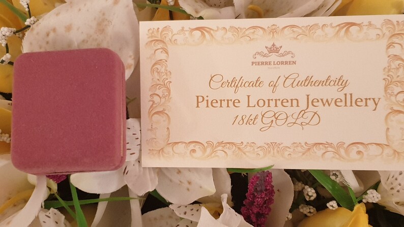May include: A small, pink velvet box with a certificate of authenticity for Pierre Lorren Jewellery, 18kt GOLD.