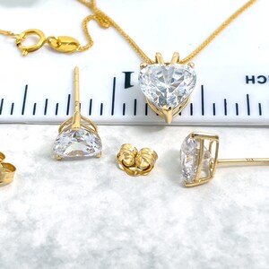 Pu&ograve; includere: Una collana con ciondolo a forma di cuore in oro e orecchini abbinati con zirconi cubici trasparenti. La collana &egrave; lunga 45,7 cm e il ciondolo ha un diametro di 2,5 cm. Gli orecchini hanno un diametro di 1,2 cm.