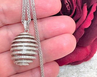 Collar con colgante de diamante y huevo de Fabergé, estilo joyería fina, collar de Fabergé, joyería de diamantes, huevo de Fabergé, regalos de aniversario para ella