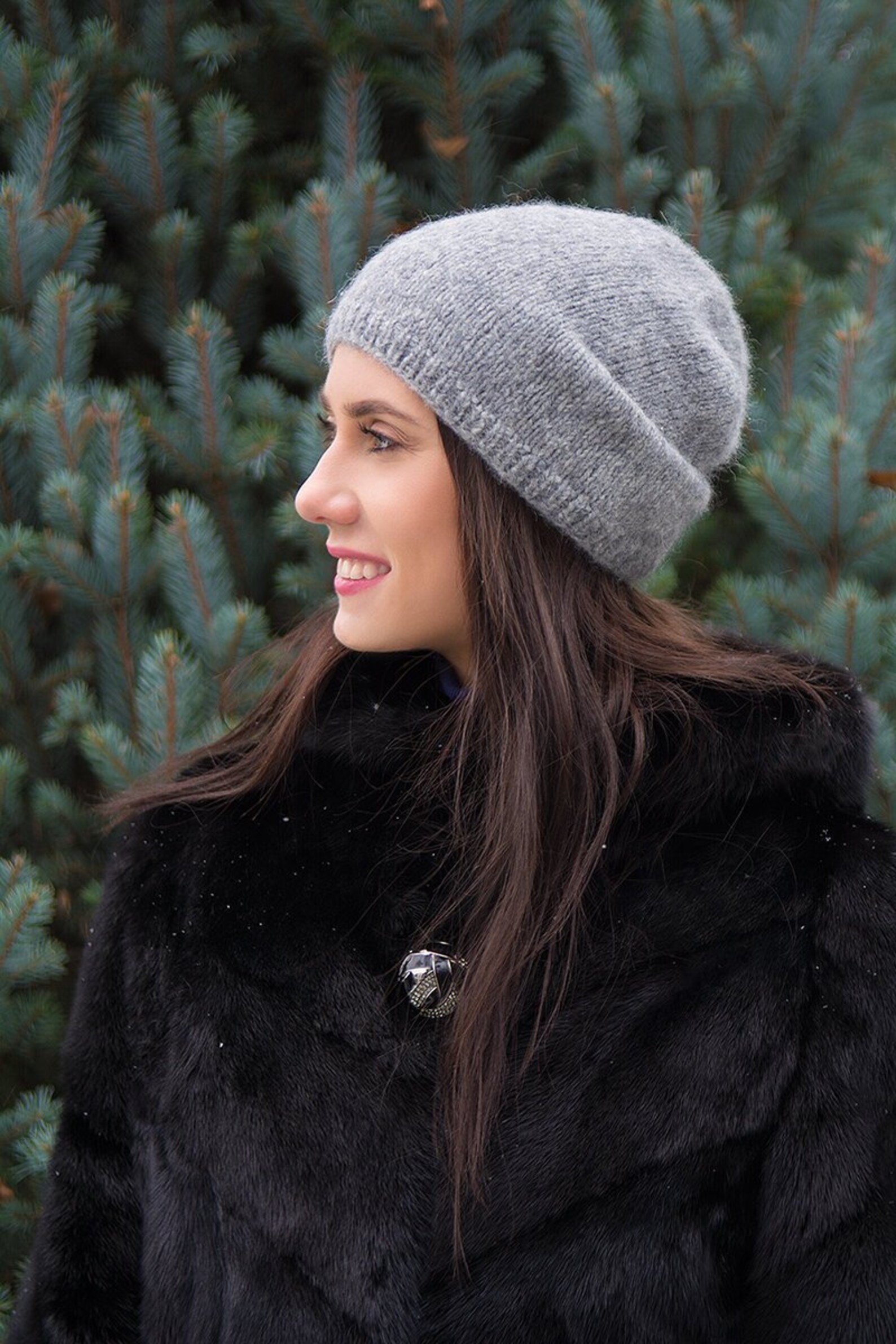 Шапка серого цвета. Серая шапка женская. Серая шапка женская. Шапка kamea elena. Шапка бини серый.
