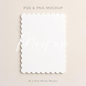 Peut inclure: Maquette de carte blanche à bords festonnés avec le mot "Mockup" en écriture cursive. Le texte "PSD & PNG MOCKUP" est en haut et "© Little Muse Mocks" en bas. La carte est sur un fond beige clair.