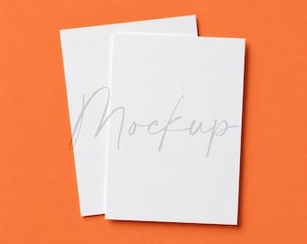 Modello di mockup per biglietto arancione: design per invito autunnale 5x7 (file PSD/PNG scaricabile digitalmente)