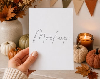 Mockup di biglietto d'auguri autunnale in formato PSD + PNG, 5x7 pollici, accogliente scena autunnale (download digitale)